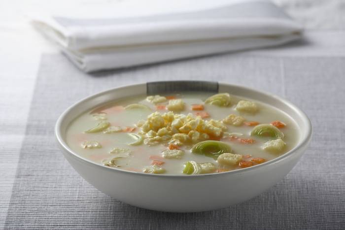Sopa de verduras y huevo duro