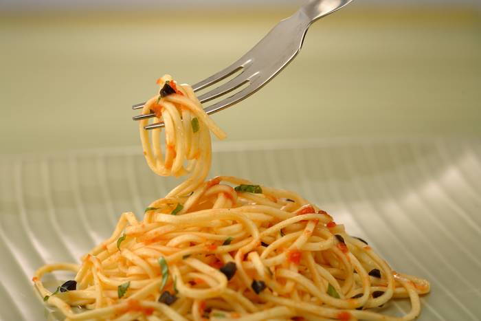 Espaguetis con tomate y albahaca