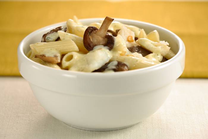 Macarrones a la crema con bacalao y setas