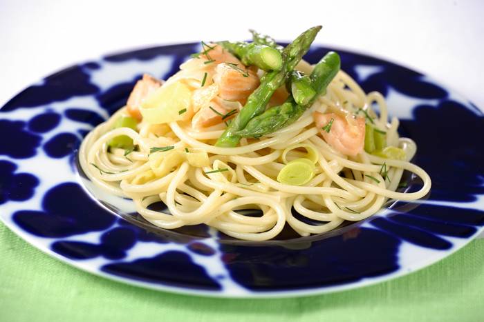 Espaguetis con salmón y espárragos trigueros