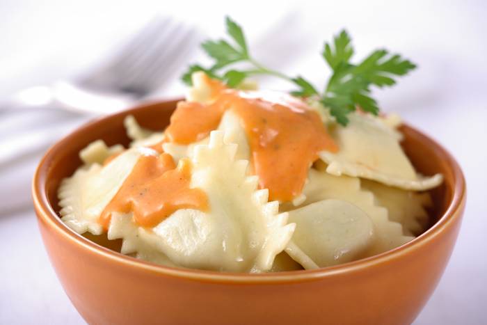 Ravioli de carne con salsa bolognesa y salsa de queso