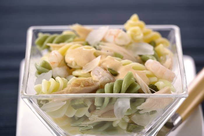 Ensalada tropical con espirales