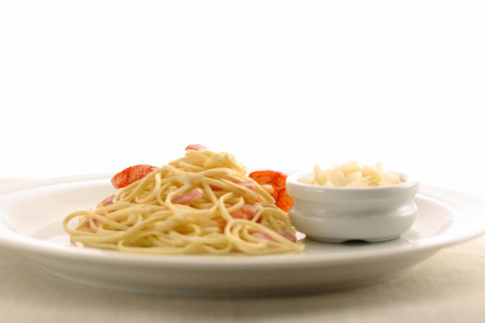 Espaguetis con bacón y gambas