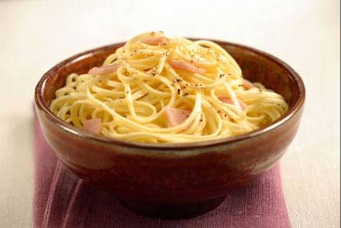 Espaguetis rápidos con jamón y queso