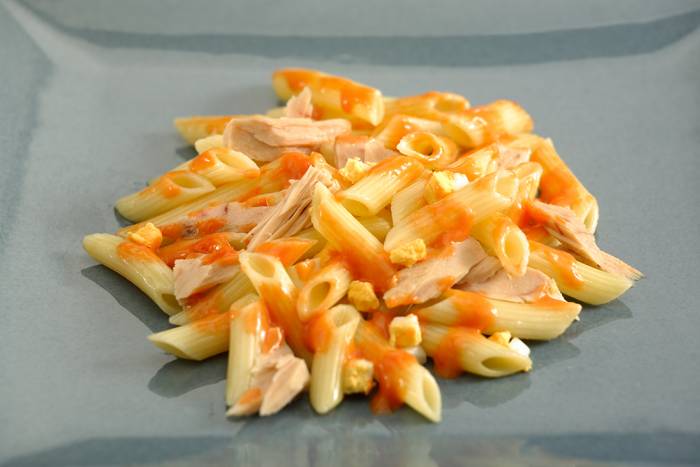 Macarrones con atún, tomate y bechamel