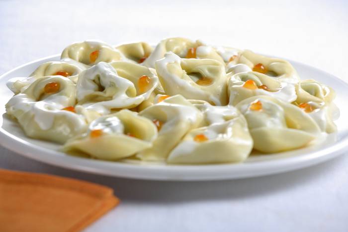 Tortellini de requesón y espinacas con frutos secos y aceite de albahaca