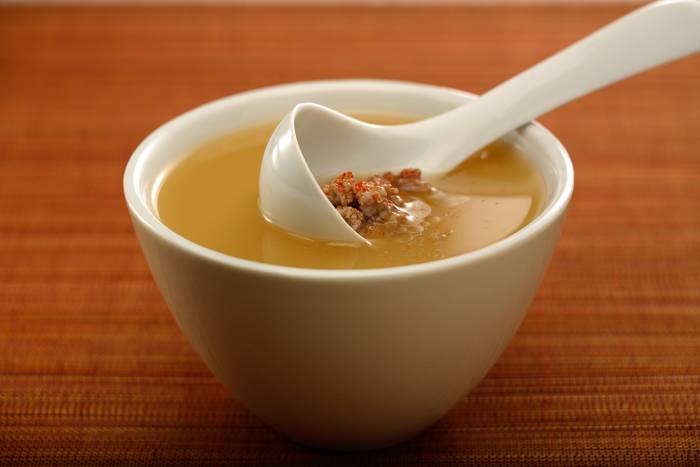 Caldo de carne con carne picada