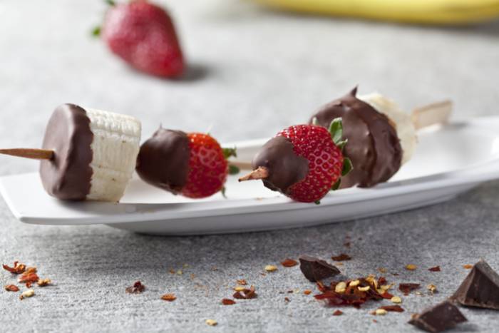 Brocheta de frutas al chocolate