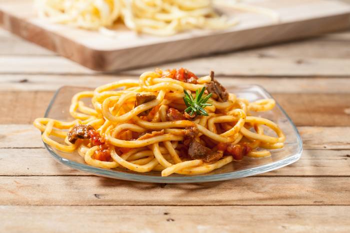 Espaguetis con jamón y setas