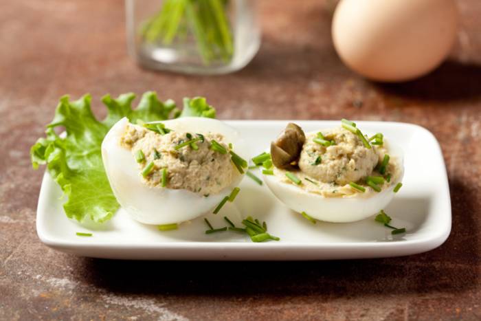 HUEVOS RELLENOS ATÚN y TOMATE