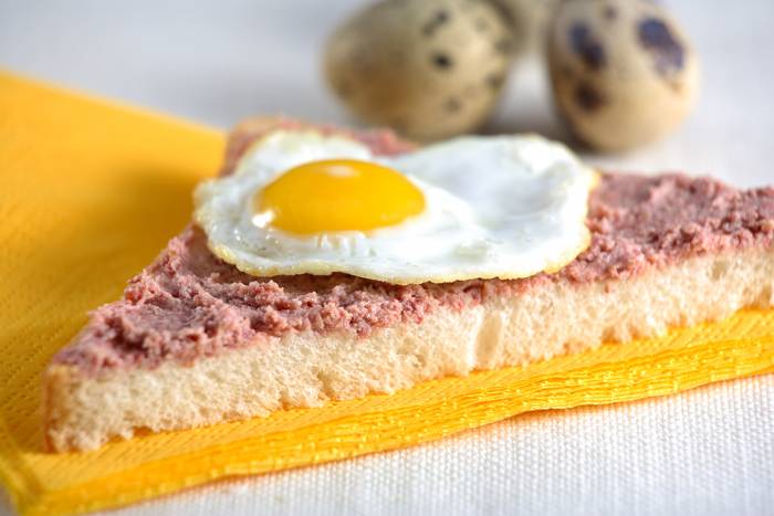 Montadito con huevo frito de codorniz