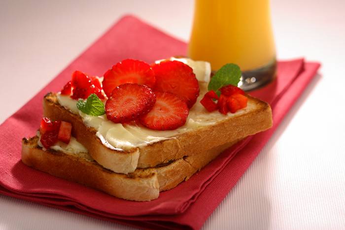 Tostadas de queso y fresas