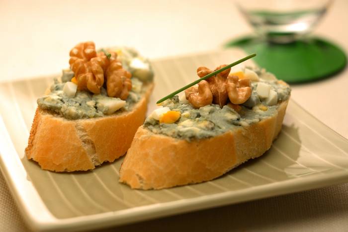 Montaditos de pincho de roquefort