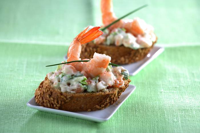 Montaditos de pincho de salmón