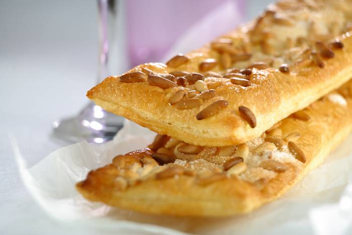 Coca de anís y piñones