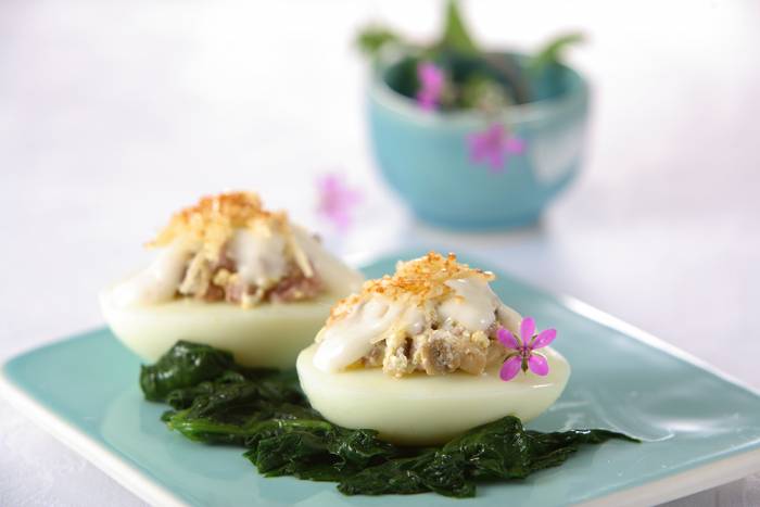 Huevos rellenos con espinacas