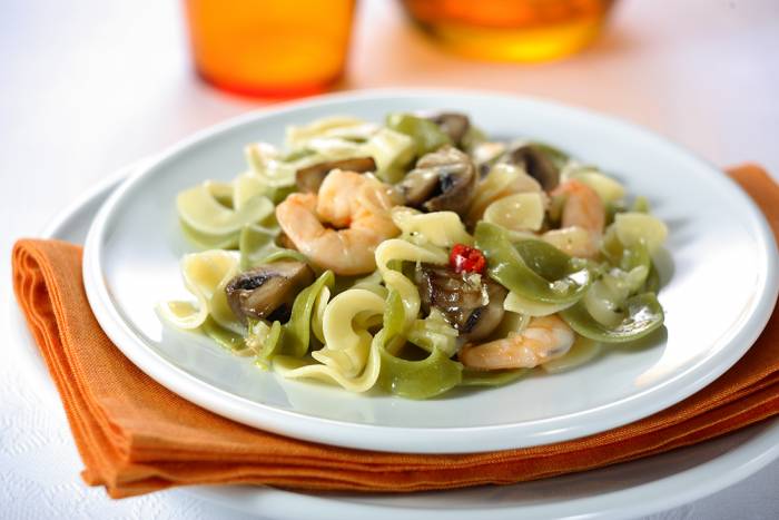 Pasta con champiñones y gambas
