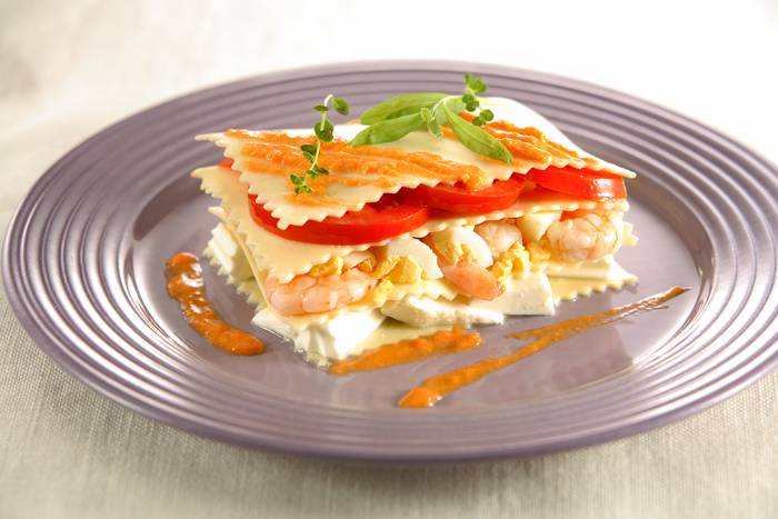 Lasaña de verano con salsa de pimientos