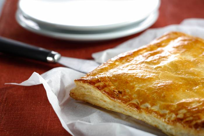 Empanada de pollo con huevos y bechamel