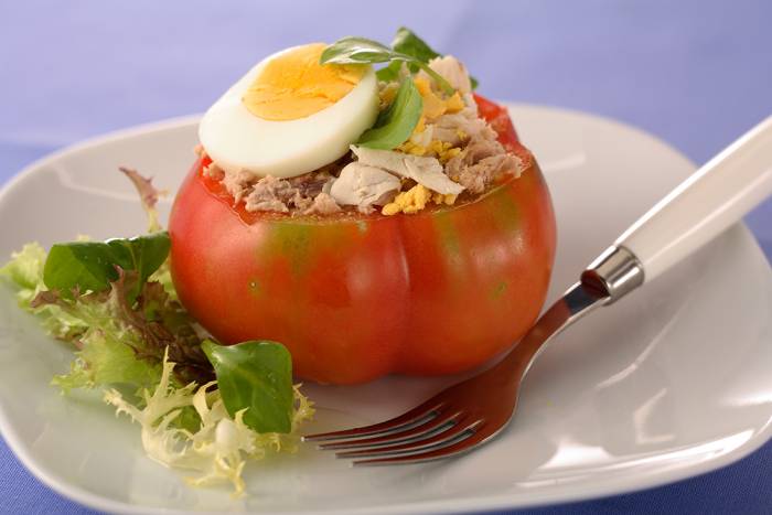 Tomates rellenos de atún