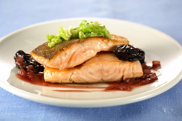 Salmón al vino tinto