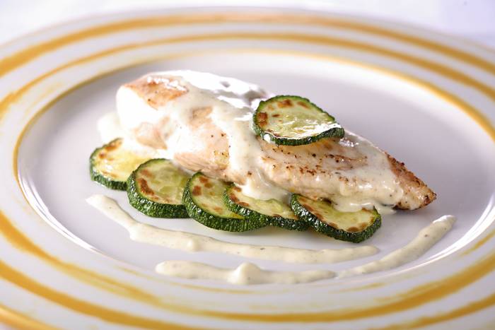 Pechugas de pollo con calabacines y crema