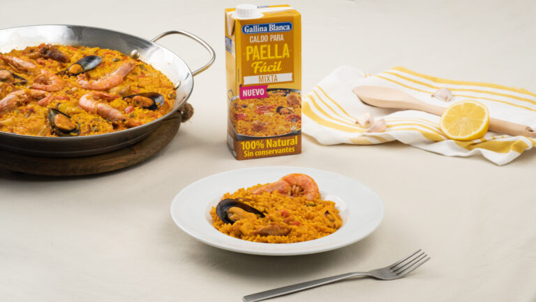 Paella mixta con carne y mariscos