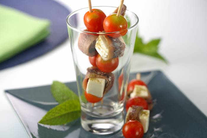 Brochetas de tomate, queso y anchoas