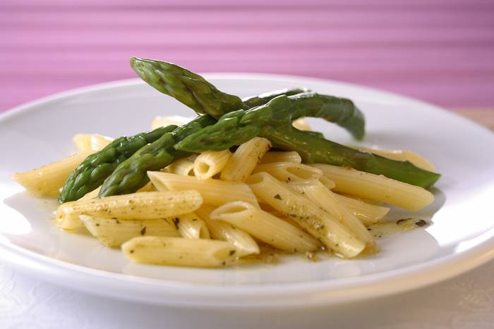 Macarrones con espárragos a las hierbas