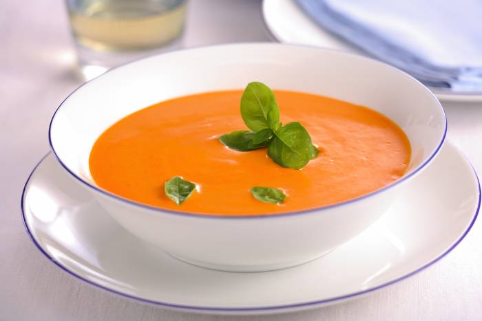Crema fría de tomate, pimiento y albahaca