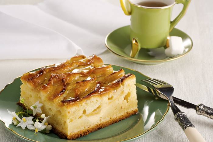 Bizcocho de yogur con manzanas