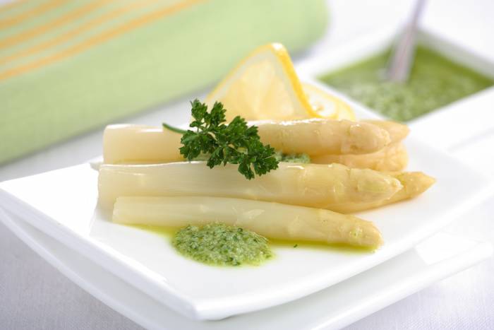 Espárragos en salsa verde