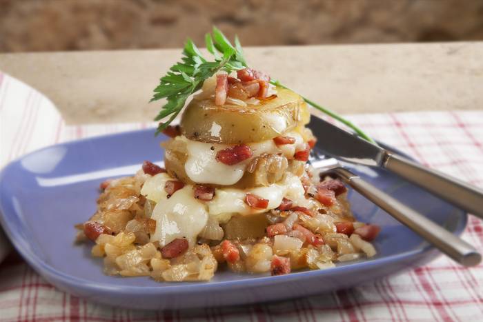 Patatas al horno con queso y bacon