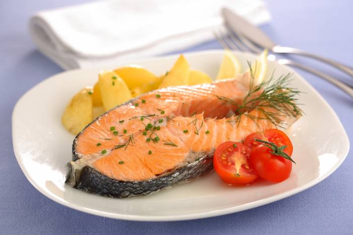 Salmón asado con guarnición