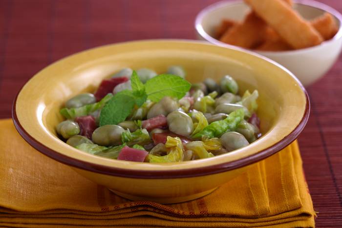 Cazuela de habas con jamón