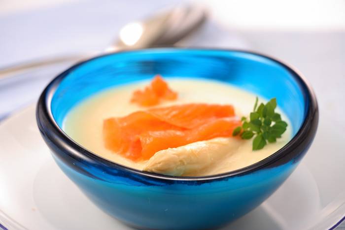 Crema de espárragos blancos con salmón