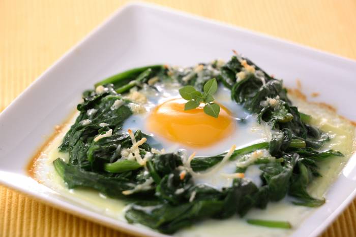 Espinacas con huevos al horno