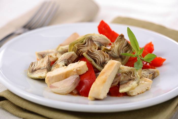 Pollo con alcachofas y pimientos asados