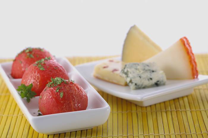 Queso con tomates caramelizados