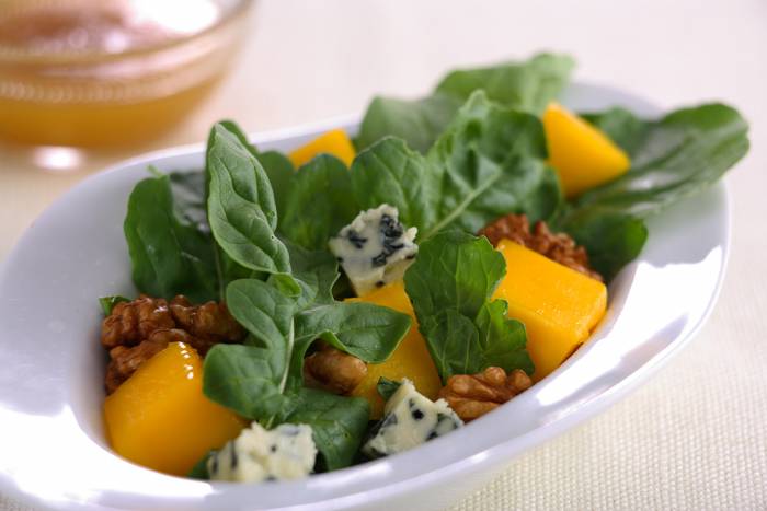 Ensalada de rúcula con mango y queso azul