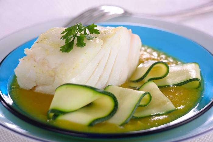 Bacalao con verduras y calabacín en láminas