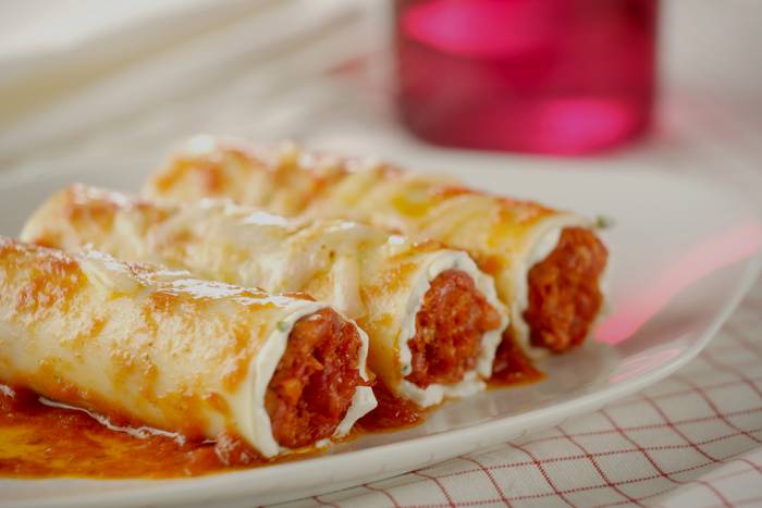 Rollitos de lasaña con salchicha