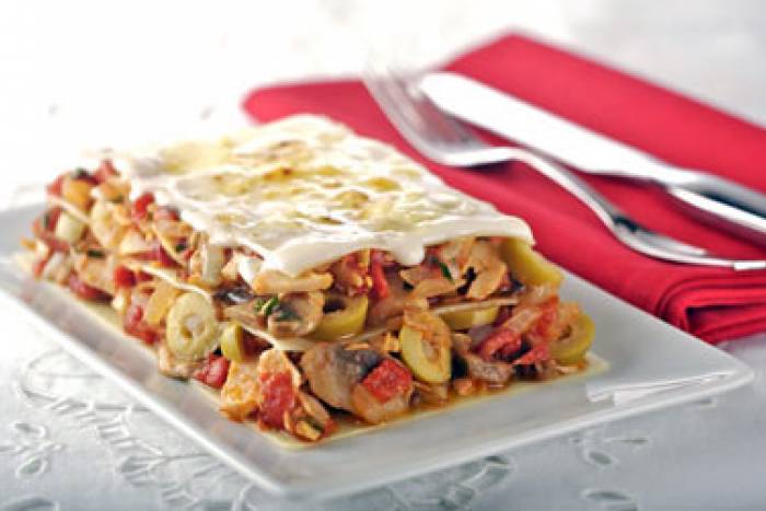 Lasaña caliente de atún, pimiento y champiñones