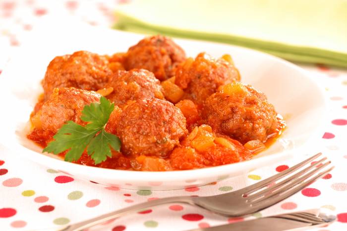 Albóndigas con tomate y cebolla