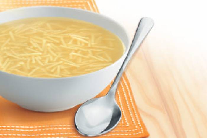 Sopa de pollo con fideos finos