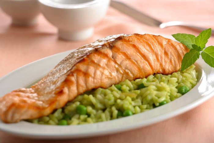 Salmón y risotto a la menta con guisantes