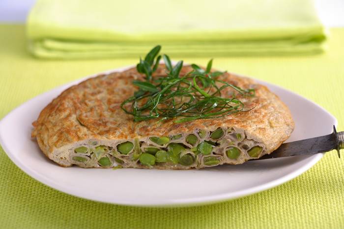 Tortilla de habas y ajos tiernos