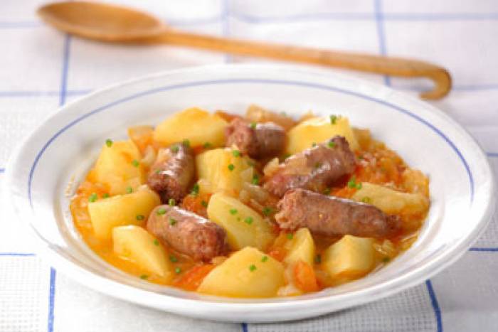 Patatas con salchichas