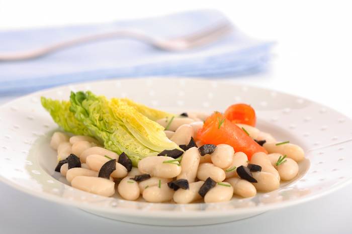Ensalada de alubias blancas con salmón ahumado