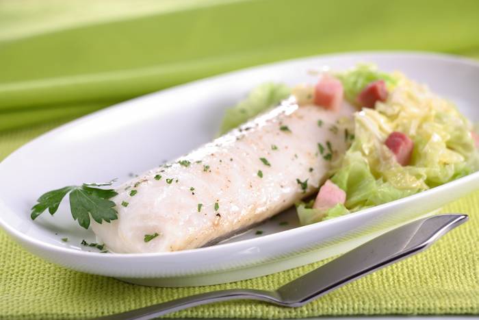 Lomos de merluza con col